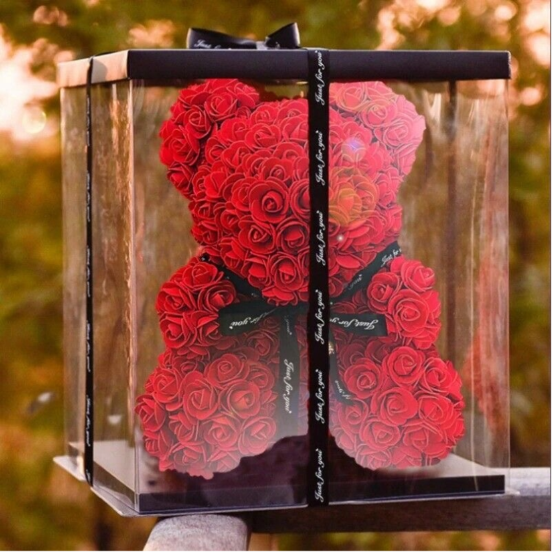 Ursulet din Trandafiri Rosii în Cutie Transparenta – 25 cm