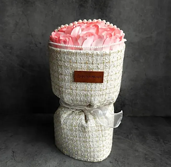 Buchet de Trandafiri "Valentine" din Săpun Parfumat – 20 cm, Cadou Elegant