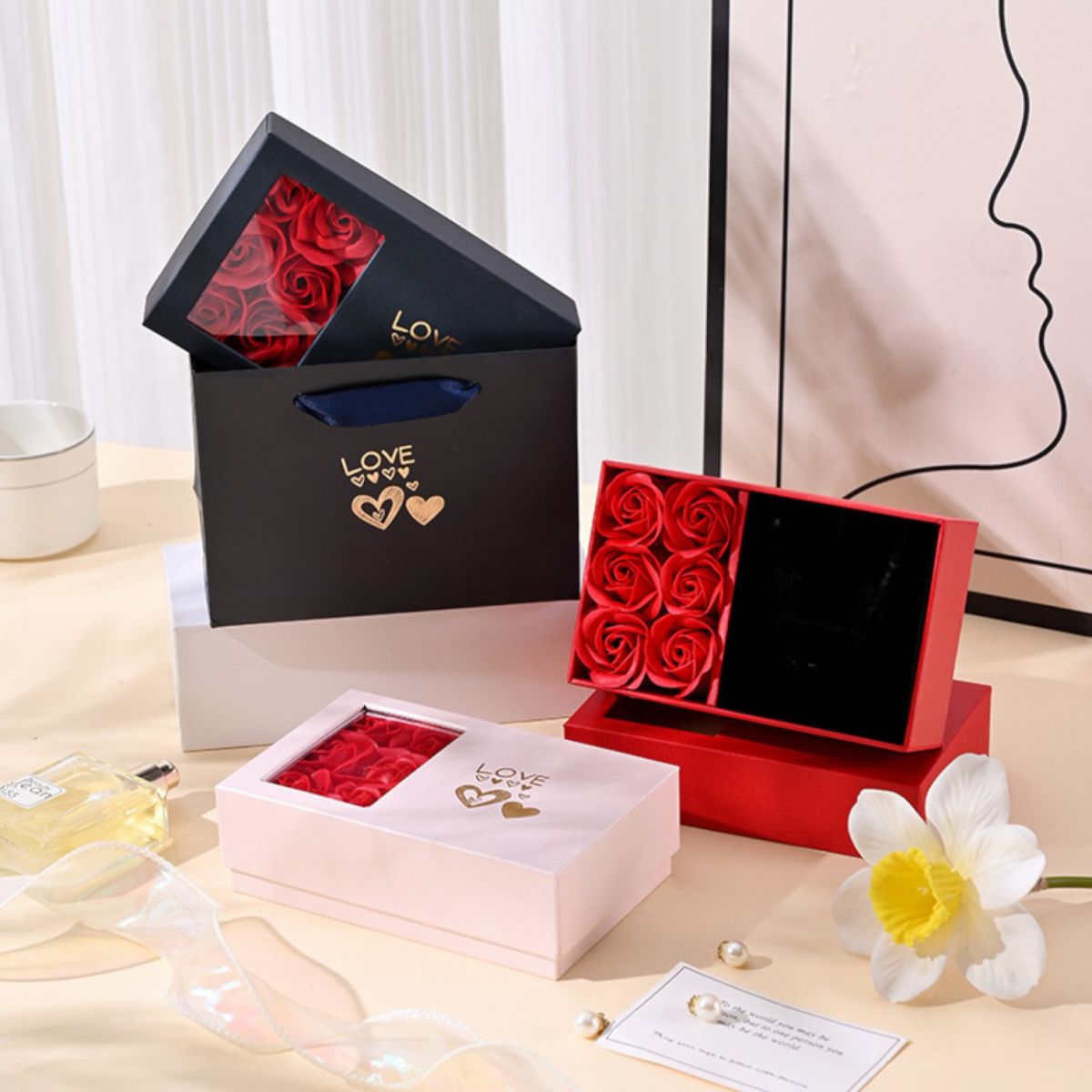 Cutie cadou cu trandafiri parfumați și compartiment pentru bijuterii – 15 × 5 × 9 cm